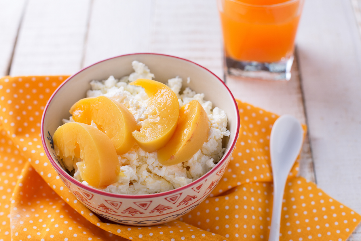 Cottage cheese and peaches